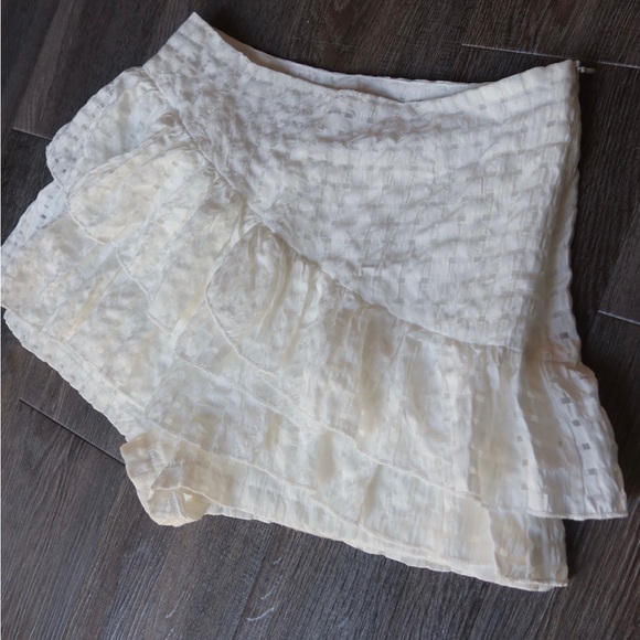 Adorable white skirt with square details! - Picture 3 of 4